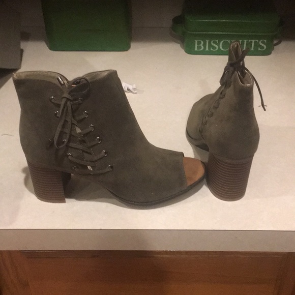 New in box with tags olive peep toed olive heels - Picture 6 of 8